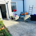 Funky Cozy Cottage With Outside Space