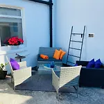 Funky Cozy Cottage With Outside Space
