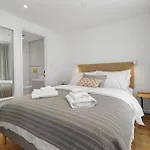 City Chic By The Coast - Stylish Apartment