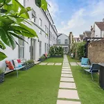 City Chic By The Coast - Stylish Apartment
