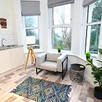 Modern, Stylish One Bedroom With Garden Long Stay Welcome