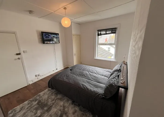 Second Floor 3 Bedroom Flat In The Town Centre