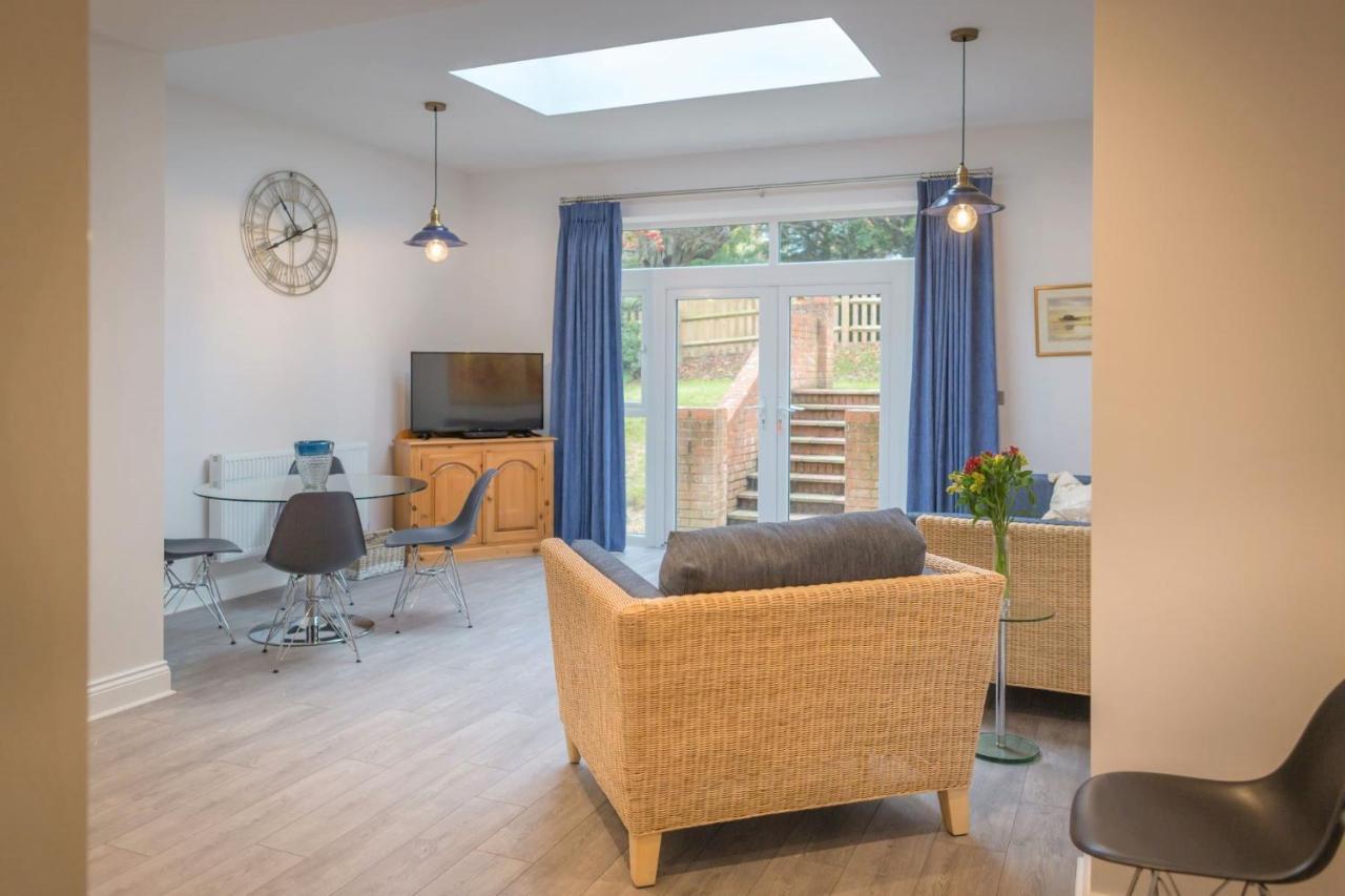 Ravelston Grange - Stylish, Spacious Garden Flat Apartment