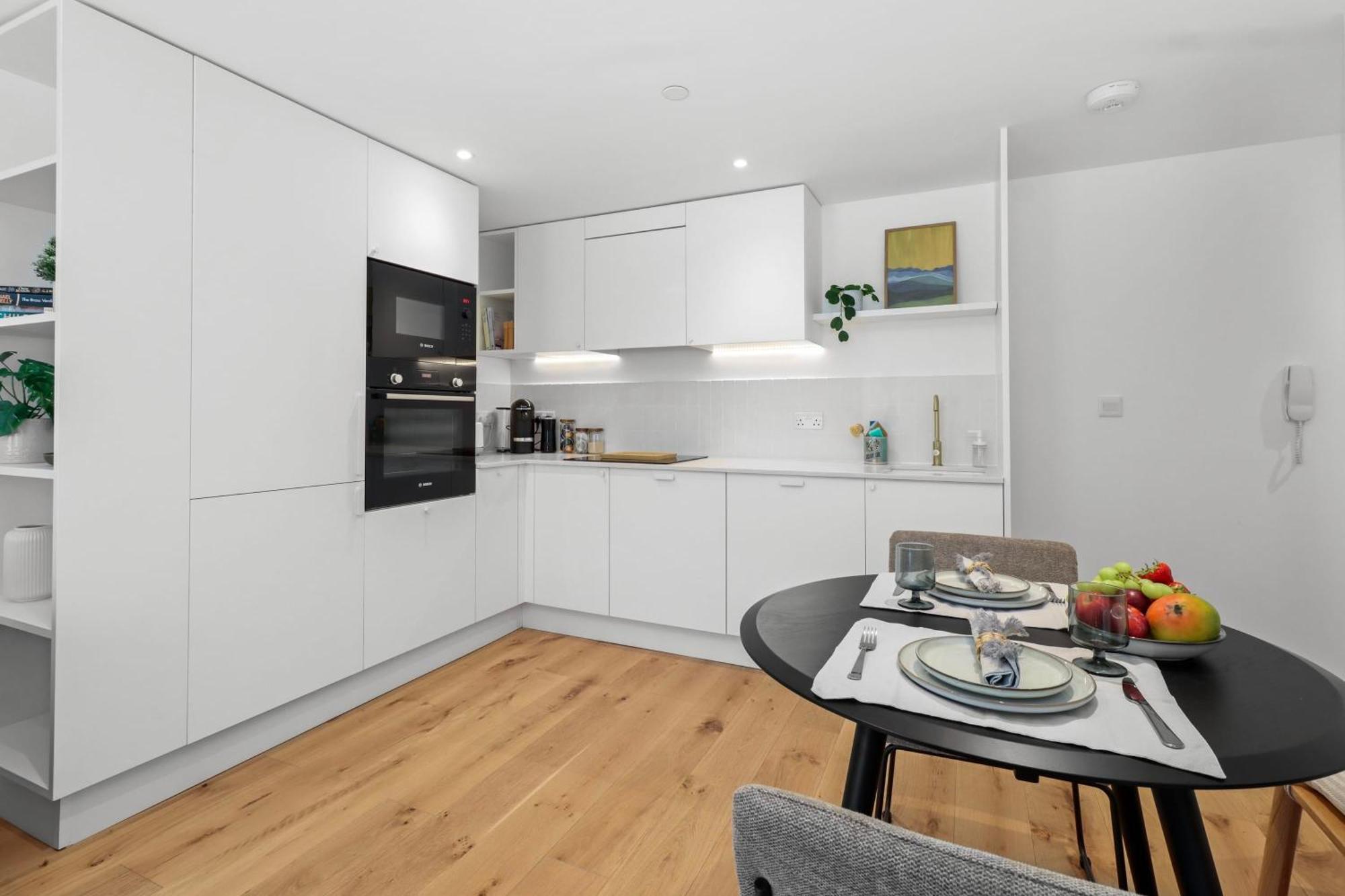 City Chic By The Coast - Stylish Apartment