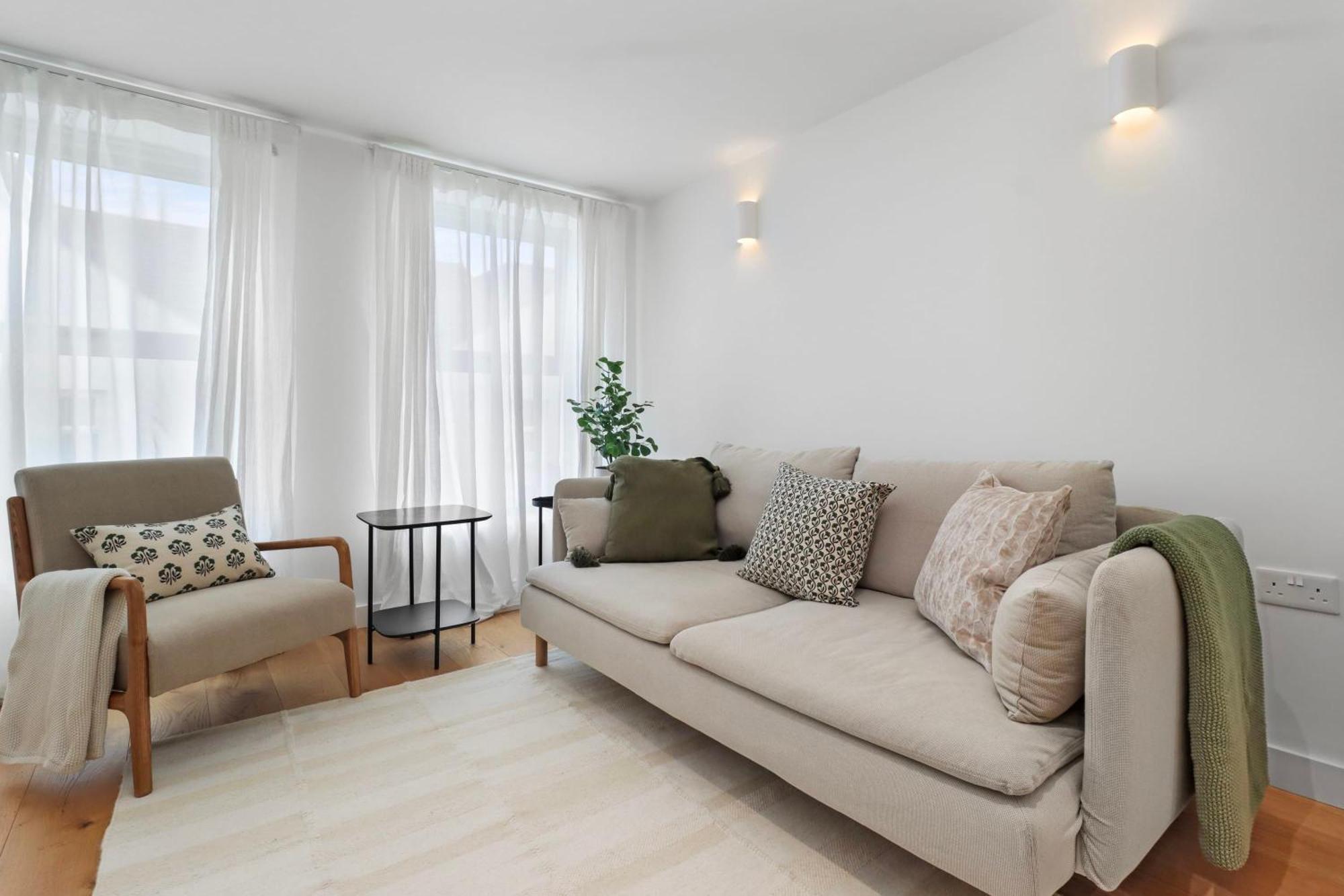 Apartment Chic Urban Retreat: Modern In