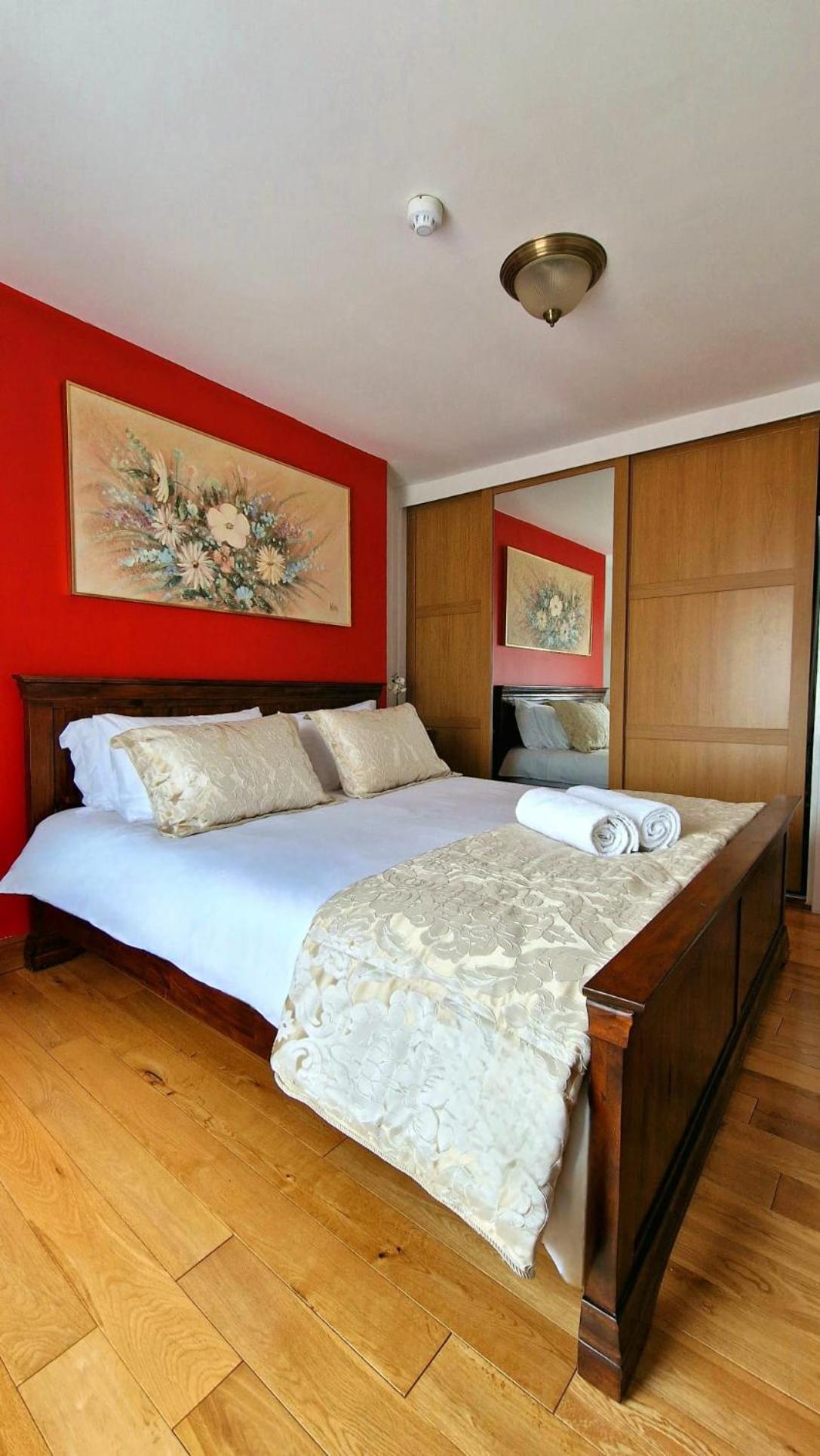 The Three Musketeers, Aramis Apartamento Eastbourne