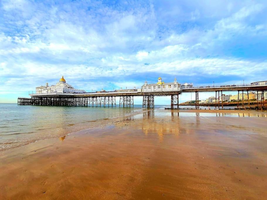 The Three Musketeers, Aramis Apartamento Eastbourne