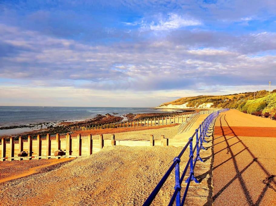 The Three Musketeers, Aramis Apartamento Eastbourne