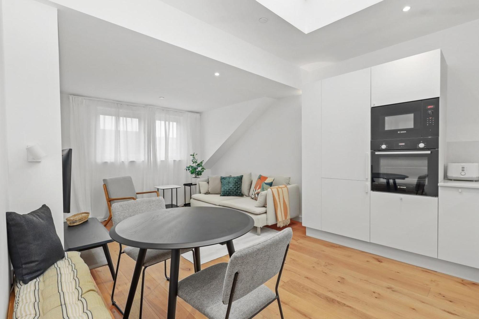 City Chic By The Coast - Stylish Apartment