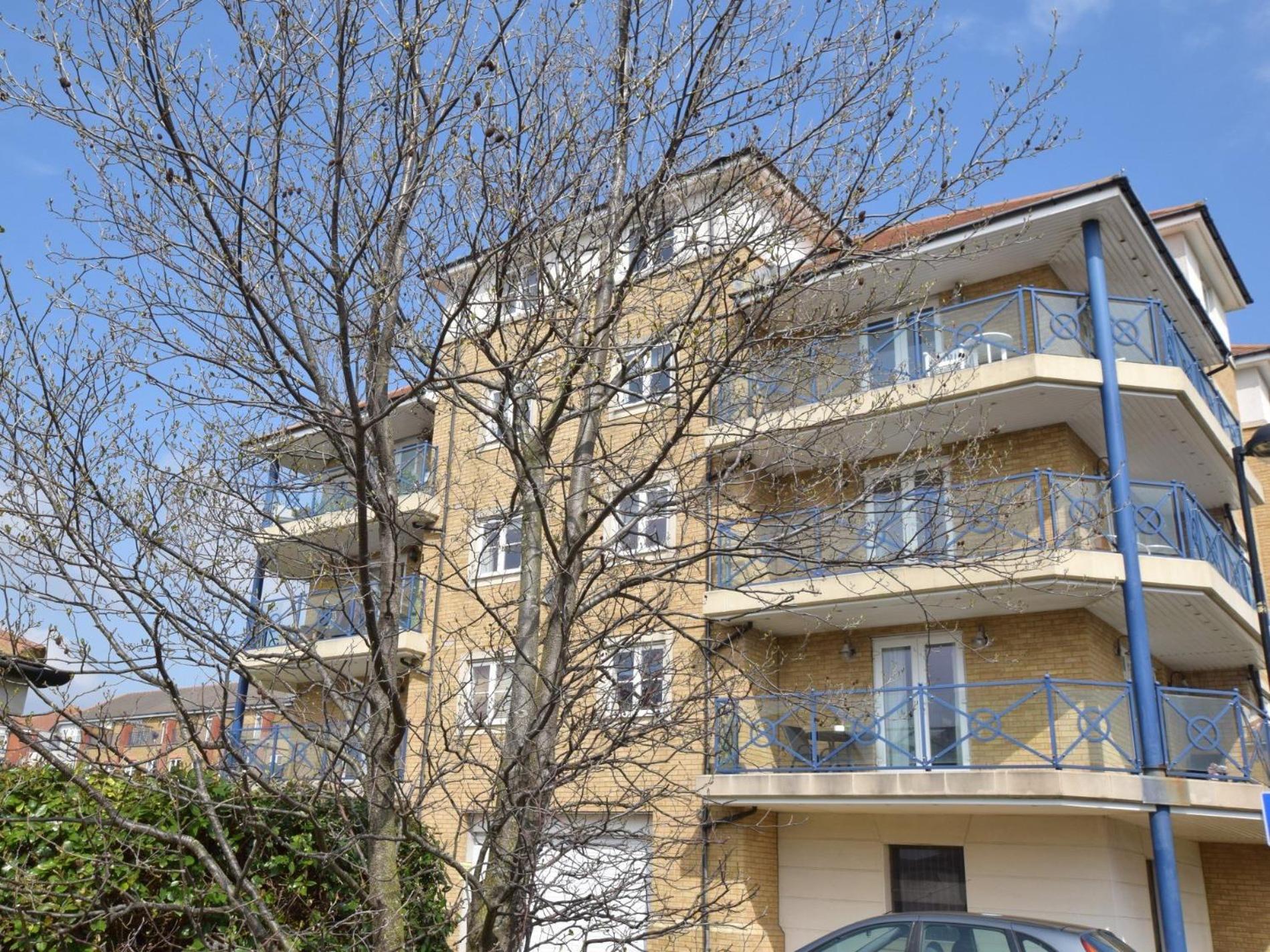 2 Bed In Ehc14 Apartment *