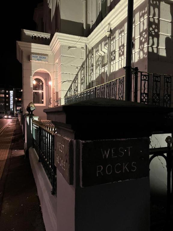Oyo West Rocks Townhouse Hotel