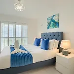 Luxury Beachfront Outstanding 2 Bedroom Apartment