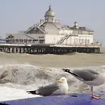 Spacious Apartment 3 Minutes To Beach