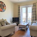 Seaside Mews - Charming 2-Bed Cottage Close To The Sea