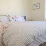Seaside Mews - Charming 2-Bed Cottage Close To The Sea