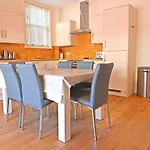 Seaside Mews - Charming 2-Bed Cottage Close To The Sea