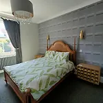 Swish **** Free Carpark **** Train Station 2 Mins