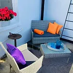 Funky Cozy Cottage With Outside Space