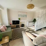 Coastal 2 Bedroom Maisonette With Parking