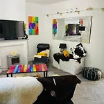 Funky Cozy Cottage With Outside Space