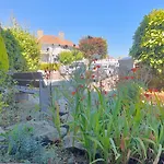 Swanky Pad-Free Carpark. E-Car Charger. Train Station 2M Walking