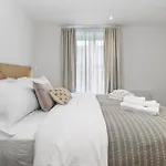 Tranquil Retreat In Eastbourne Modern Apartment With All Amenities