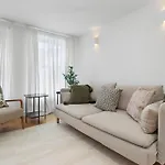 Tranquil Retreat In Eastbourne Modern Apartment With All Amenities