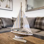 Pier View - Stylish Flat With Sea Views