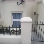 Modern Garden Flat Close To Beach