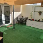 Modern Garden Flat Close To Beach