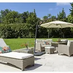 Sleeps10 18-Parking-Garden-Pool-Hottub-Balcony