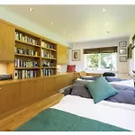 Sleeps10 18-Parking-Garden-Pool-Hottub-Balcony