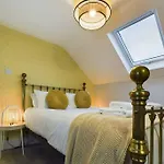 Central Eastbourne Escape With Rooftop Jacuzzi