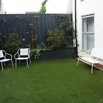 Coastal Hideaway-Modern Flat, 10 Min To Beach&Town