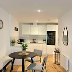 Coastal Hideaway-Modern Flat, 10 Min To Beach&Town