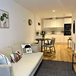 Coastal Hideaway-Modern Flat, 10 Min To Beach&Town