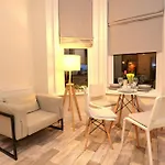 Treetop View Cosy Getaway In Eastbourne, Free Parking, Short And Long Stays,