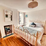 Beautiful Old Cottage Near Beach, Pubs & South Downs