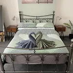 Garden Flat In \'Little Chelsea\'