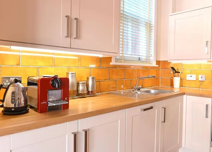 Seaside Mews - Charming 2-Bed Cottage Close To The Sea