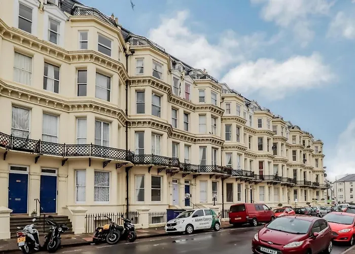 3 Queens Gardens Sea View Apartment