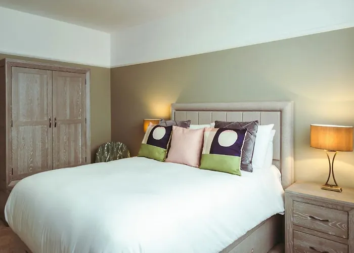 Saffrons Sunset - Central, Chic 2Nd Floor Flat