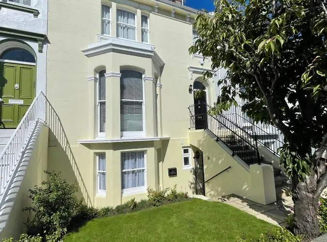 Garden Flat In \'Little Chelsea\'