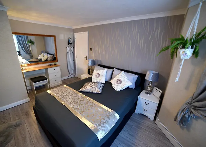 Modern Garden Flat Close To Beach