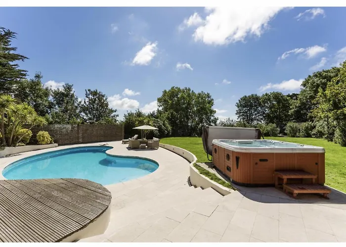 Sleeps10 18-Parking-Garden-Pool-Hottub-Balcony