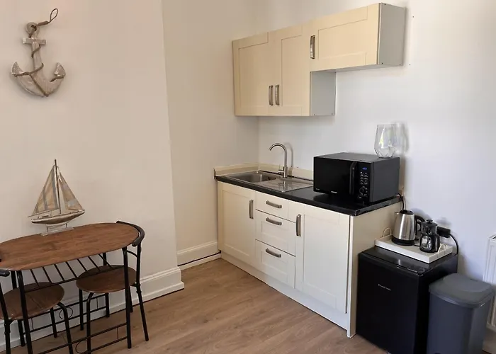 Room With Kitchenette And Shared Bathroom In The Centre