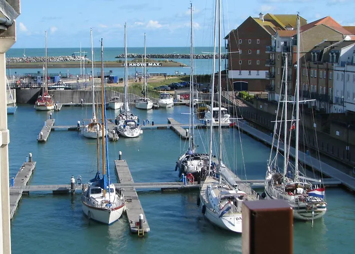Luxurious, Sea-Facing, Harbour Apartment