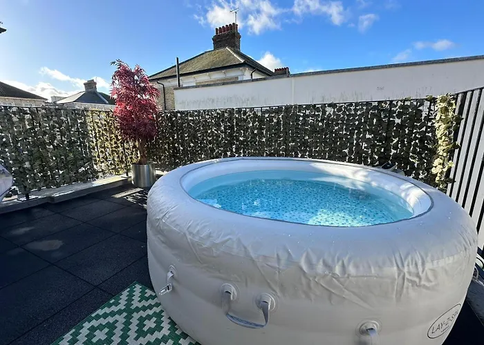 Central Eastbourne Escape With Rooftop Jacuzzi