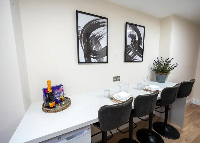 Central, Modern, Close To Hospital,2 Bedroom With Garden, Long Booking Welcome