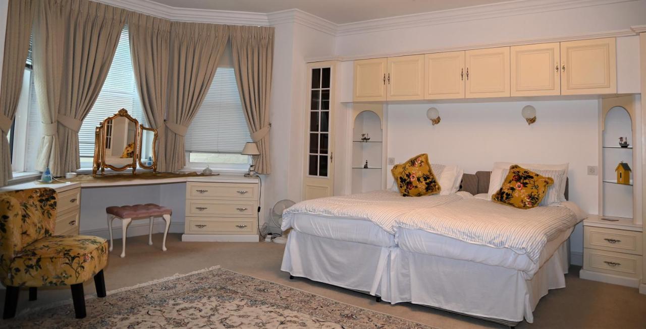Spacious 3 Minutes To Beach *